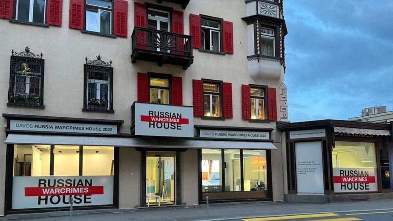 Casa Rusiei, locul folosit de Moscova pentru a se promova la Forumul Economic Mondial a fost redenumită Casa Rusă a Crimelor de Război / Un centru internațional de artă contemporană din Kiev a organizează aici o expoziție care prezintă distrugerile războiului din Ucraina