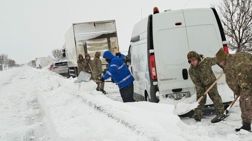 Stare de Alertă în Vrancea: 11 drumuri județene și opt naționale, închise traficului rutier / Armata intervine pentru deszăpezirea drumurilor naţionale şi judeţene