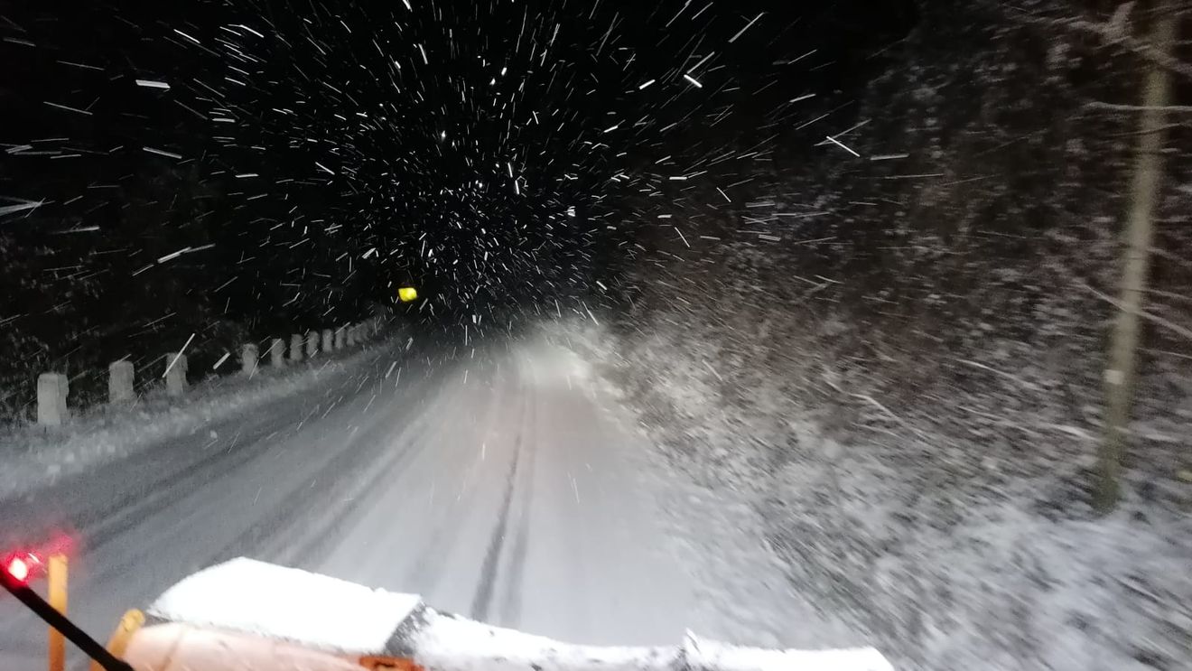 Traficul pe DN 17, în Pasul Tihuţa, îngreunat de viscol / Se acţionează în permanenţă cu utilaje cu lamă şi material antiderapant