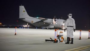 MApN: Șase pacienți cu Covid-19 aflați în stare gravă au fost transportați cu o aeronavă Spartan de la București la Târgu Mureș
