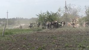 Rusia câștigă teren în estul Ucrainei, pe măsură ce forțele sale învață din greșelile de la începutul invaziei (oficiali americani)