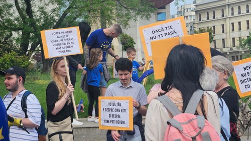 Manifestație pro-UE în Piața Universității / Participanții vor pleca în marș spre Arcul de Triumf
