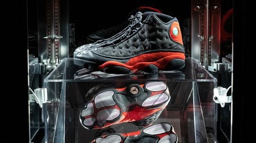 Cei mai scumpi pantofi sport vânduţi vreodată: O pereche de încălțăminte purtată de Michael Jordan în ultima sa finală din NBA, cumpărată la licitație cu 2,2 milioane de dolari