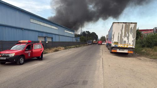 Puternic incendiu la un depozit din judeţul Hunedoara / Ard panourilesolare de pe acoperiş