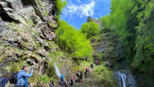 Doi turiști olandezi au rămas blocați într-un versant foarte abrupt în Canionul Valea lui Stan / A fost nevoie de sprijinul piloților de la Inspectoratul General de Aviație al MAI