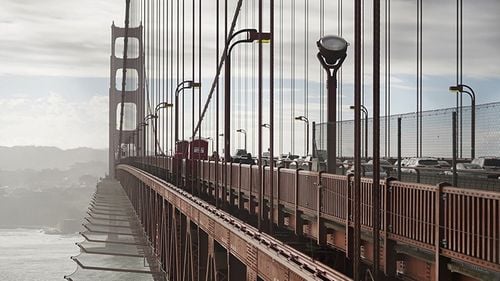 A durat zeci de ani: San Francisco instalează în sfârșit plase pentru a opri sinuciderile de pe podul Golden Gate /  ”Este o plasă din sârmă de oțel inoxidabil, așa că este ca și cum ai sări într-o răzătoare de brânză”