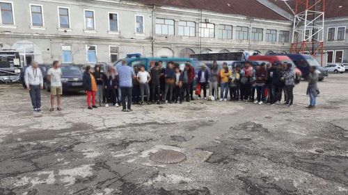 40 de migranţi şi călăuzele letone, descoperiţi la frontiera cu Ungaria în drum spre Italia