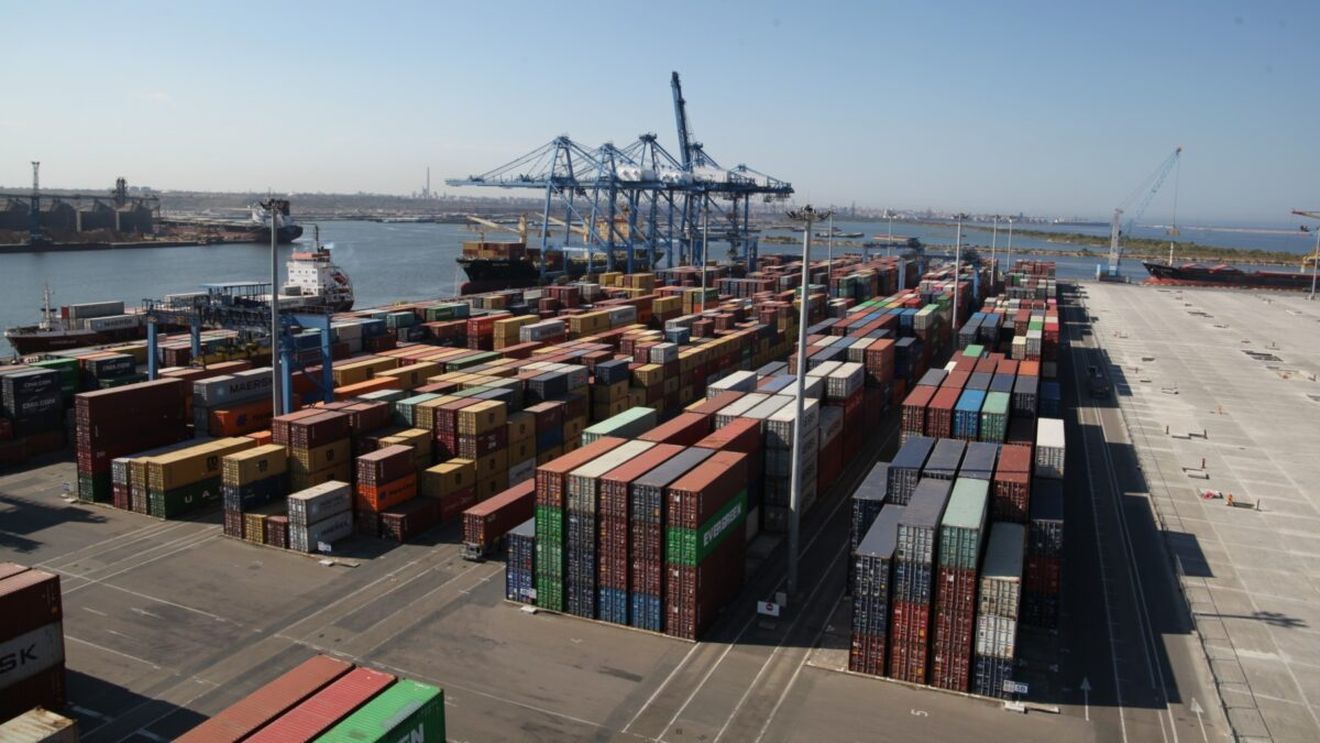 Deficitul balanţei comerciale a crescut în primul semestru cu aproape 11%, apropiindu-se de 17 miliarde de euro