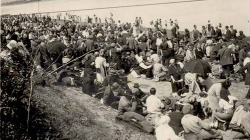 The Jewish Chronicle: Cel mai mare masacru al Holocaustului săvârșit prin împușcare în masă a curmat 54.000 de vieți lângă un sat din Ucraina actuală, de către trupe auxiliare ucrainene aflate sub controlul jandarmilor români și al prefectului local, Modest Isopescu