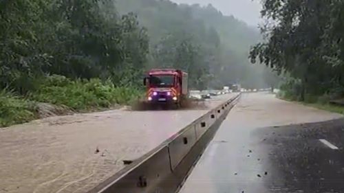 UPDATE VIDEO Ploile torențiale au îngreunat circulația pe Valea Prahovei / Pompierii intervin pe DN1, în orașul Comarnic, pentru evacuarea apei acumulate pe partea carosabilă / Alunecare de teren în comuna Cornu