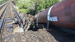 Traficul feroviar este în continuare oprit în judeţul Mehedinţi, în zona unde mai multe vagoane ale unui tren cu benzină au deraiat şi s-au răsturnat / Trafic rutier deviat