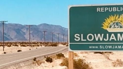 VIDEO Un american şi-a creat propria ţară, Republica Slowjamastan, o dictatură în deşert/ Care e explicația bărbatului care emite propria monedă, are steag și imn