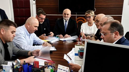 Premierul Bolojan, în vizită în Suceava și Neamț: Am convenit să fie finalizate evaluările pagubelor la infrastructura publică - drumuri, poduri, diguri de protecție, rețele de utilități — iar în prima săptămână din septembrie să putem aloca fonduri