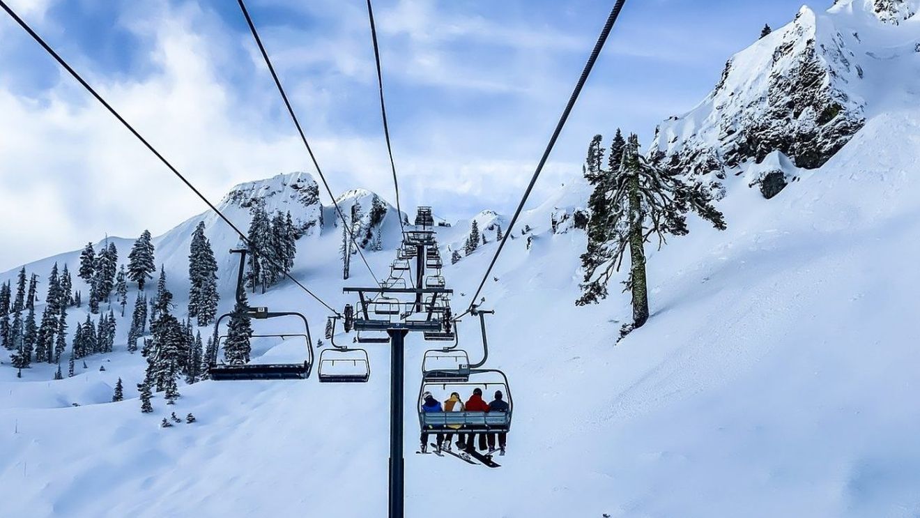VIDEO Viscolul puternic din Sinaia a doborât cablul teleschiului de pe Valea Soarelui
