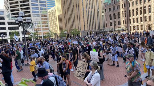 CNN: 15 agenți FBI ar fi fost dați afară pentru că au fost fotografiaţi îngenunchiați  într-un omagiu adus afroamericanului George Floyd, ucis de către un poliţist alb