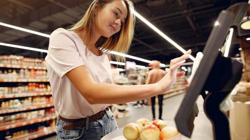 Sunt student, ce mănânc? „De când sunt studentă nu mai am preferințe la mâncare!” / Cosmina încearcă să cheltuiască cât mai puțini bani, preferă plata cu cardul și nu respectă mesele principale