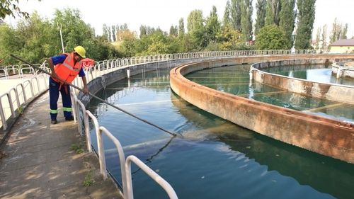 Firma care are în administrare staţiile de epurare şi reţelele de canalizare din localităţile brăilene Gropeni şi Jirlău, amendată cu 60.000 de lei pentru că nu are autorizaţie de mediu / Localnicii reclamă că ape uzate sunt deversate în Dunăre şi în râul Buzău
