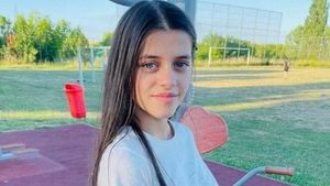 FOTO Adolescentă de 15 ani, dispărută de acasă/ Poliţiştii roagă persoanele care au informaţii despre caz să sune la 112