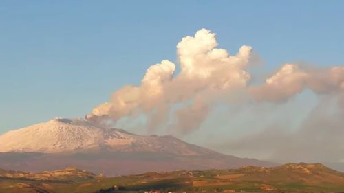 VIDEO Erupția vulcanului Etna determină închiderea parțială a Aeroportului din Catania