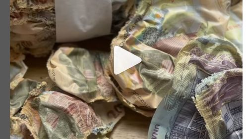 VIDEO BNR a schimbat banii parțial arși ai unei persoane care își ținea economiile în sobă / ”Contravaloarea lor a fost restituită integral”