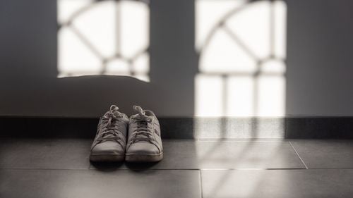 Un bărbat din Grecia a intrat pe proprietățile vecinilor pentru a le mirosi pantofii/ A fost condamnat cu suspendare și trimis la terapie