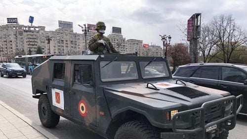 VIDEO Armata a scos pe străzile din București soldați și vehicule militare. Centrul Capitalei, înțesat de poliție, jandarmerie și militari