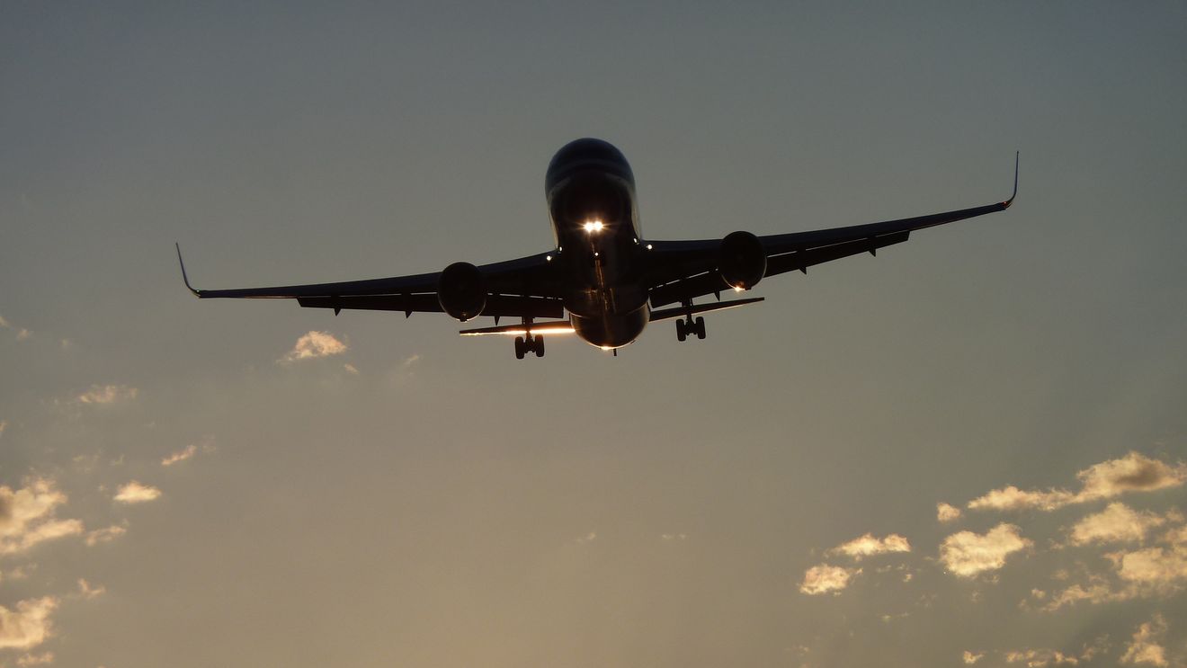 Un avion Boeing 767 a lovit un camion de livrări pe o autostradă, lângă New York, în timpul aterizării / Aeronava opera pe ruta Veneția - Newark