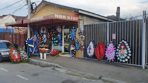 Un consilier USR propune ca în Constanța să fie interzisă afișarea la vedere a coroanelor și sicrielor/ Vitrinele serviciilor funerare să fie translucide