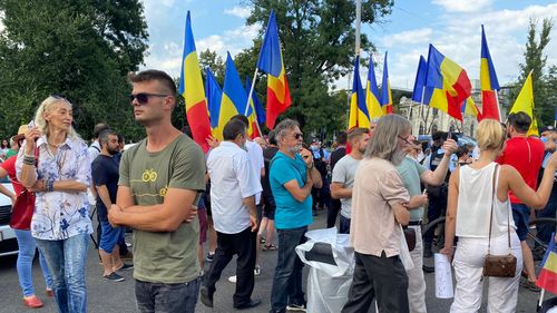 VIDEO UPDATE Jandarmeria a dat amenzi de peste 16.000 de lei/ Un grup de 200 de persoane fără măști protestează și recită rugăciuni în Piața Victoriei, împotriva carantinei. Evenimentul a fost organizat de Iosefina Pascal, promovată de Sputnik și Antena 3