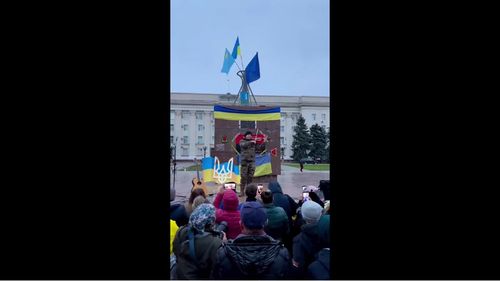 VIDEO Un violonist care servește în armata ucraineană cântă pentru o mulțime de oameni în centrul orașului Herson, recent eliberat de sub ocupație rusă