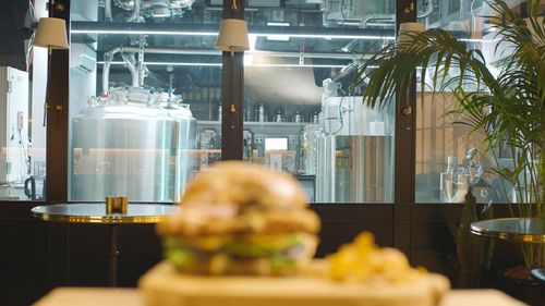 Un restaurant din Israel a organizat o degustare de carne de pui obţinută în laborator / Clienții pot vedea procesul de producţie în timp ce mănâncă 
