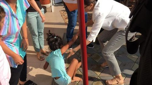 Proteste în fața Curții de Apel Craiova. Oamenii cer anularea adopției Sorinei, fetița de 8 ani din Baia de Aramă