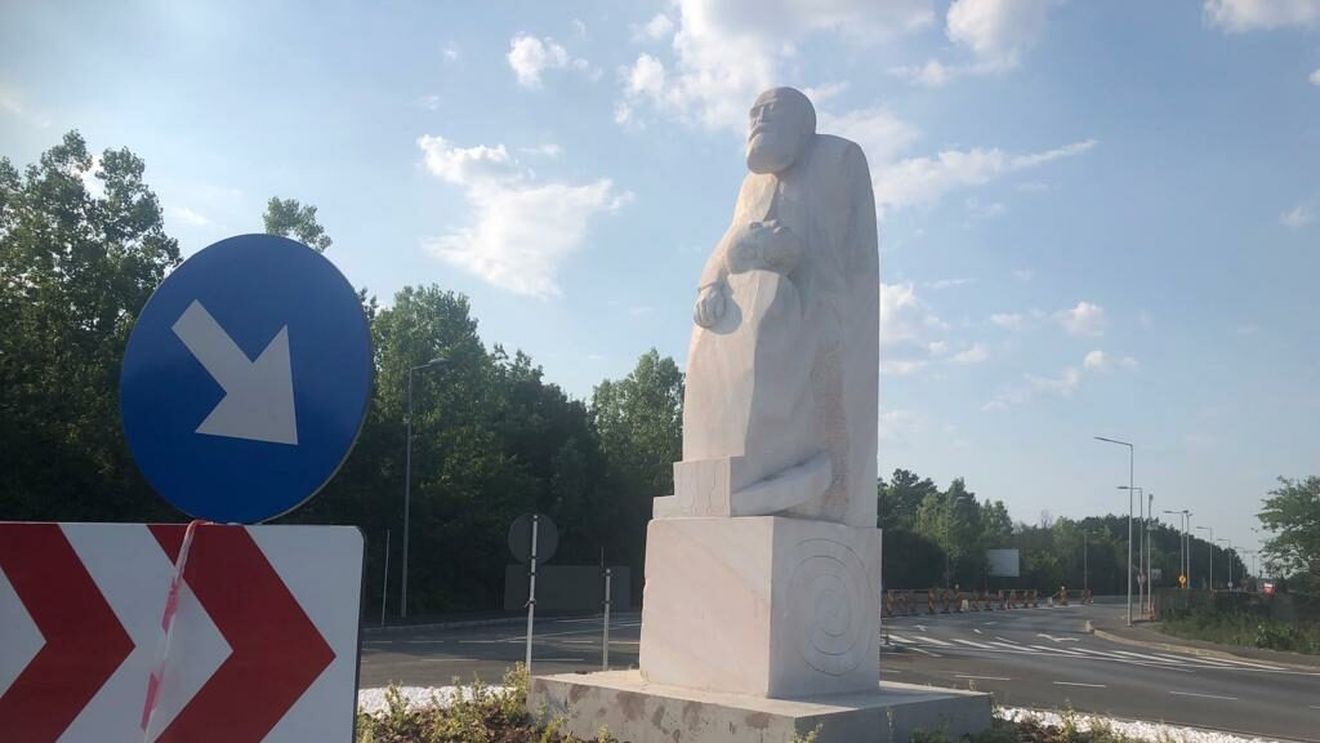 EXCLUSIV Primăria Voluntari a comandat 7 statui în oraș: Cât a costat fiecare și cum explică administrația semnificația statuii controversată din sensul giratoriu din Pipera-Tunari