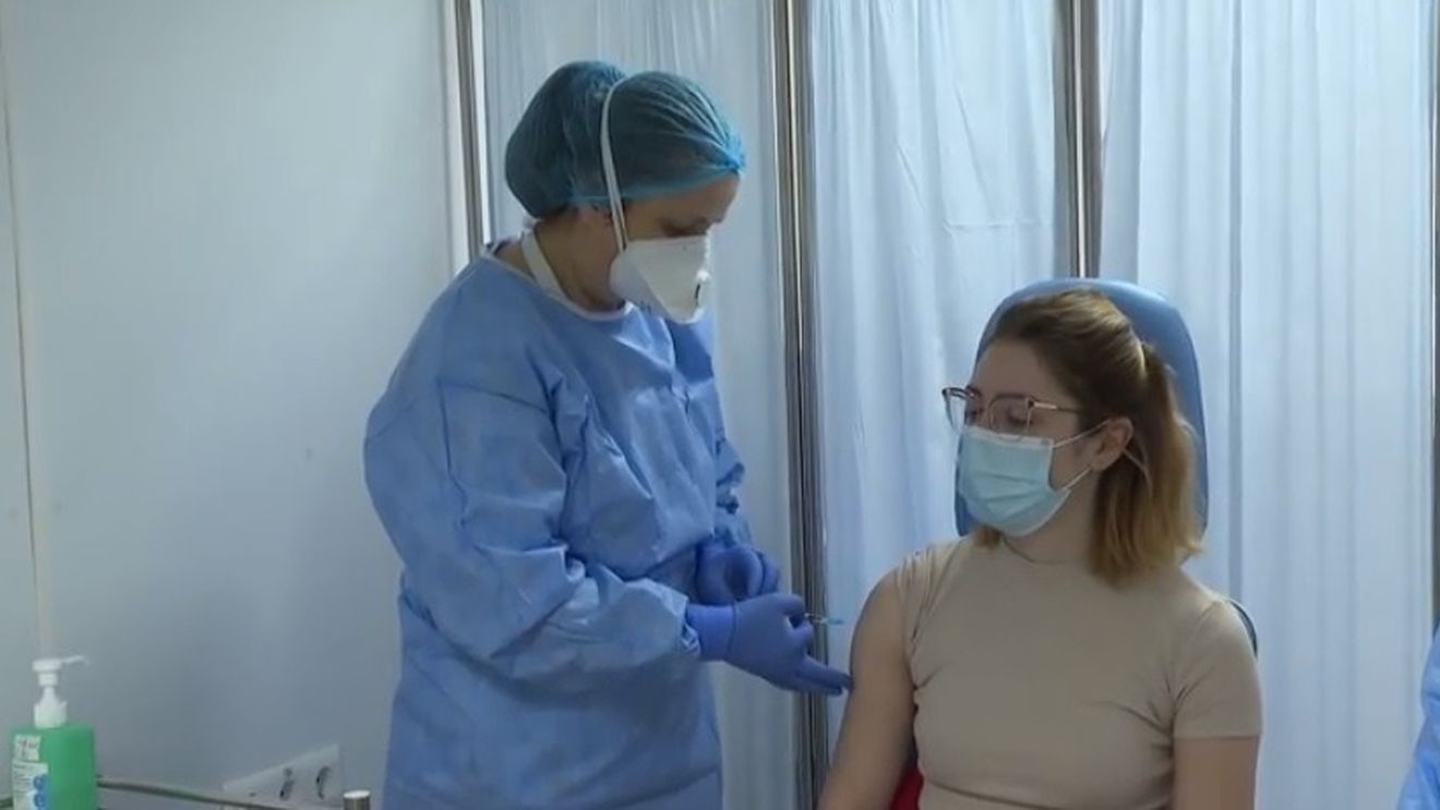 VIDEO Prima persoană vaccinată anti-Covid în România, asistenta Mihaela Anghel, a făcut și rapelul