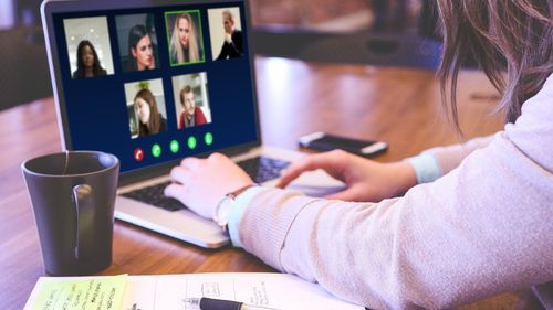 Un sfert dintre angajaţii români s-au prefăcut că dispozitivele lor instalează actualizări ca să nu participe la şedinţele online (studiu)