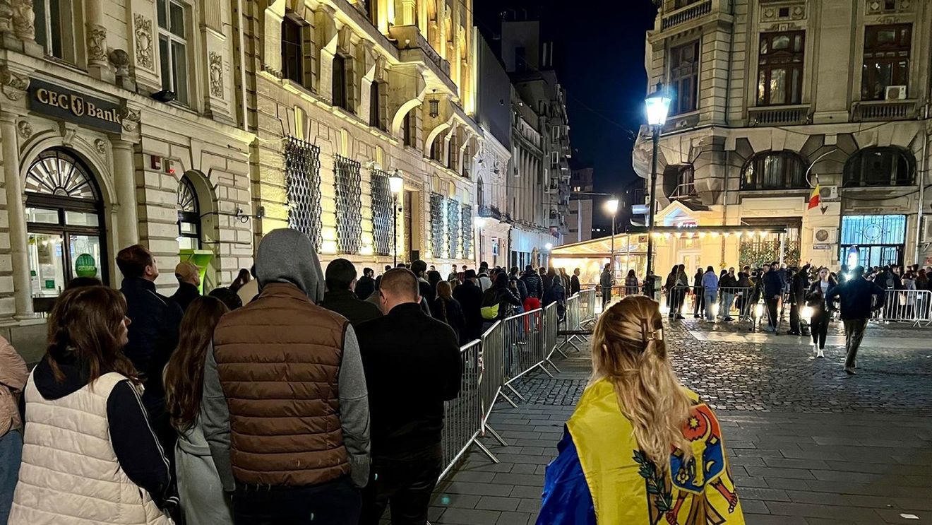 Votarea pentru cetățenii moldoveni se prelungește până la ora 23.00 în toate cele trei secții deschise în București / Numeroase persoane stau încă la coadă