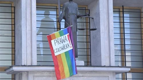 O femeie transsexual câștigă o bătălie juridică cu ministrul justiției la Curtea Supremă din Polonia / Angajatorul i-a ordonat femeii să poarte o uniformă masculină, a fost condamnat pentru discriminare dar a pierdut procesul chiar dacă guvernul a intervenit să întoarcă sentința justiției într-o țară cu discurs anti-LGBT