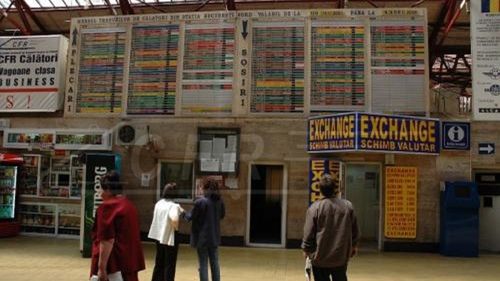 Întârzieri de sute de minute ale trenurilor pe diferite rute. CFR Călători: Circulația se desfășoară în condiții de iarnă severă