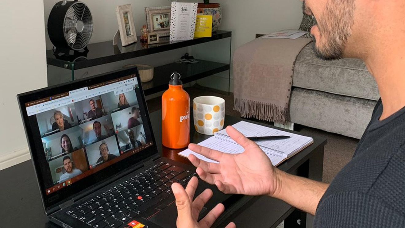 De ce facem cu mâna în ședințele pe Zoom. Explicațiile științei