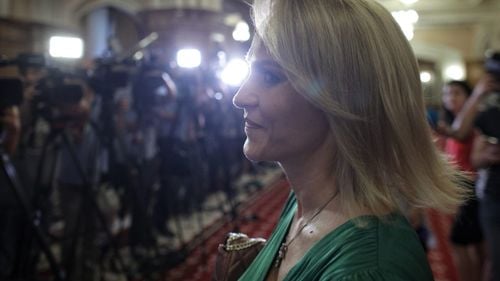 CNCD s-a autosesizat după ce Gabriela Firea a declarat că Orban stătea în biroul de viceprimar ”care era ca un bar de negri, numai cu băutură, numai cu ţigări, numai cu persoane pestilenţiale”