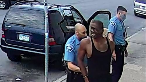 Doi ani și jumătate de închisoare pentru un polițist care a asistat pasiv la uciderea lui George Floyd