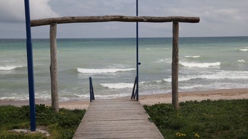 Aproximativ 35.000 de turişti sunt aşteptaţi să sosească pe litoral în minivacanţa de Paşte şi 1 Mai/ Cluburile vor fi închise, iar circulaţia după ora 22 nu va fi permisă