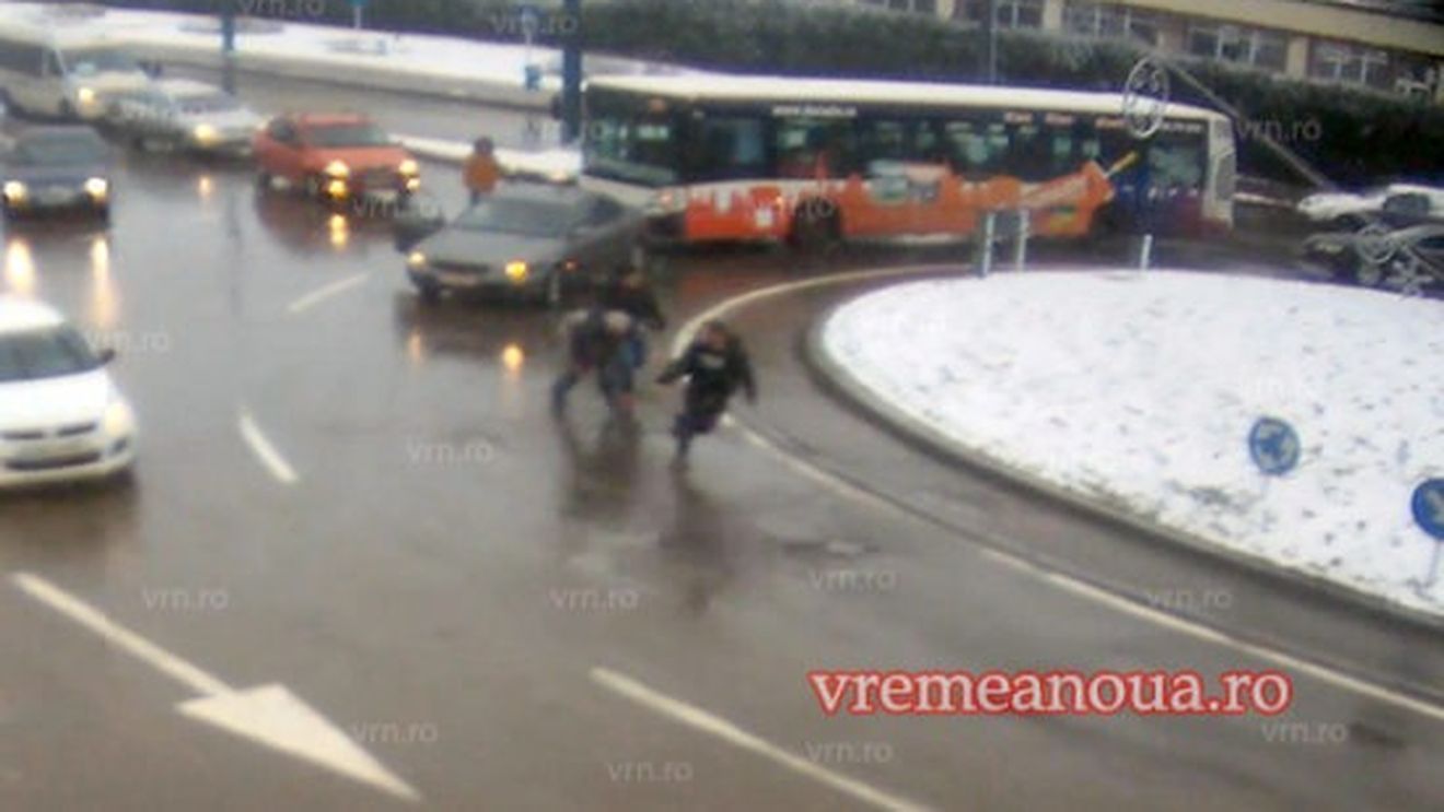 VIDEO Bătaie în mijlocul unei intersecții din Vaslui între șoferul unui autoturism și cel al unui autobuz