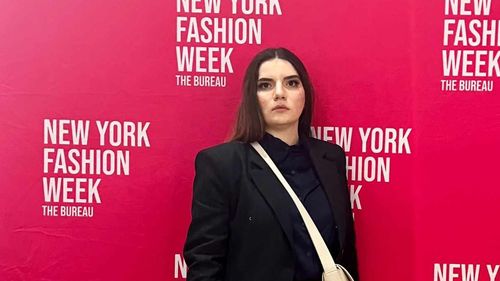 VIDEO Modă sustenabilă: o tânără din Timișoara a prezentat un proiect vestimentar la New York/ „Mi-am propus să aduc în atenția publicului impactul industriei modei asupra mediului și importanța reciclării”