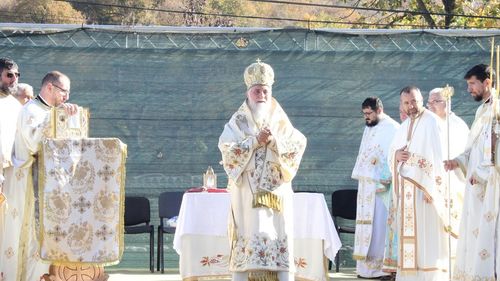 Mitropolitul Irineu al Olteniei blestemă preoții și credincioșii care frecventează o biserică despre care spune că a fost construită pe un loc blestemat de Sfântul Ierarh Calinic / Vasile Bănescu: „Mitropolia Olteniei are datoria firească de a explica mai clar decizia bună pe care a luat-o”