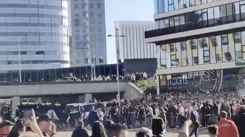 VIDEO Fumigene pe teren la meciul dintre Ajax Amsterdam şi Feyenoord. Poliţia olandeză a intervenit călare. Meciul, oprit definitiv