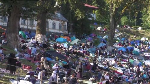 Zeci de mii de credincioşi au venit să se roage la icoana Maicii Domnului de la Mănăstirea Nicula