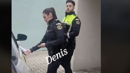 UPDATE VIDEO Șoșoacă urlă la doi tineri polițiști care i-au adus procesul verbal prin care a fost sancționată pentru că și-a afișat buletinul de vot pe facebook: Ce căutați voi duminica la 9 la mine acasă? Îmi speriați copiii / Polițiștii s-au autosesizat după ce Șoșoacă a amenințat că își ia armă