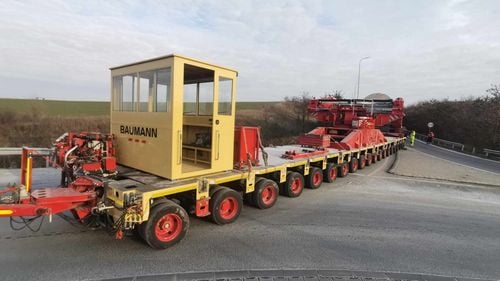 VIDEO FOTO Tehnică și performanță inginerească remarcabilă pentru cel mai greu transport care ajunge pe drumurile din România / Turbina de 788 de tone este transportată cu două "omizi" cu 160 de roți, acționate prin telecomandă