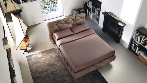 Trenduri noi în design-ul dormitorului: asortăm sau nu noptierele cu patul (P)